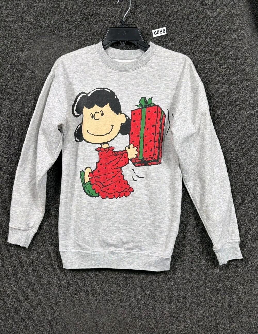 Peanuts Lucy Holding Red Christmas Gift Sweatshirt Womens Size XS Gray Crew-Neck